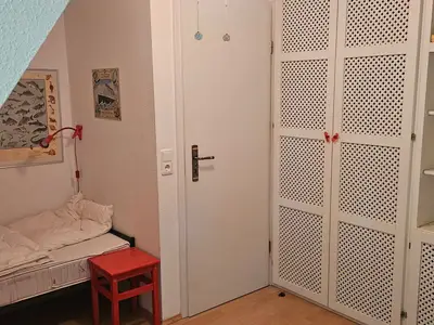 Kinderzimmer mit Einzelbett und Kleiderschrank