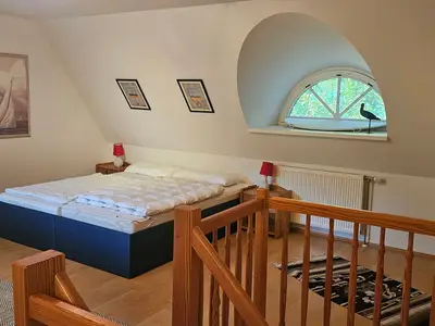 Schlafzimmer mit Doppelbett im Dachgeschoss