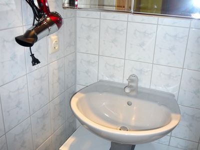 Ferienwohnung Ninchen Duschbad Waschbecken