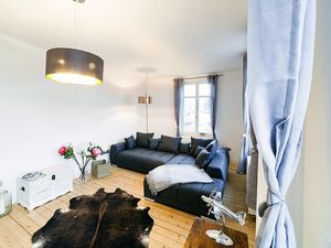 Wohnzimmer mit komfortabler Ausziehcouch