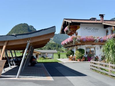 Überdachte Stellplätze am Haus Anna