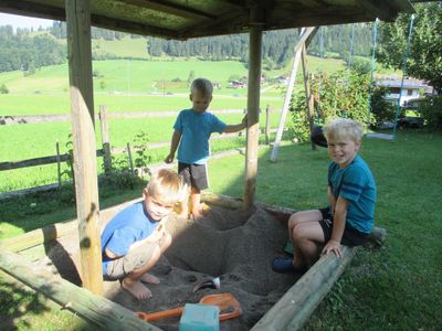 Spielende Kinder in  der Sandkiste 