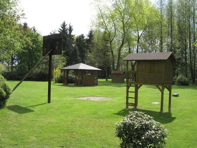 Garten mit Spielgeräten und Pavillion