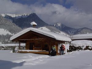 Haus Alpina verschneiter Garten