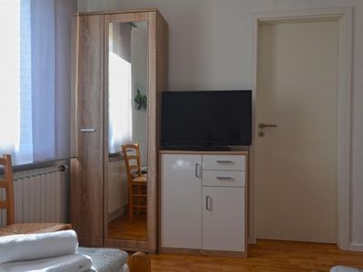 FeWo Anni 1_Schlafzimmer mit Tür zur Küche