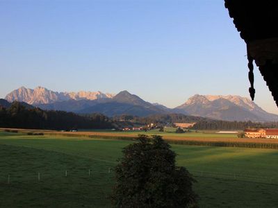 Ausblick Sommer Leindlhof auf Kaisergebirge