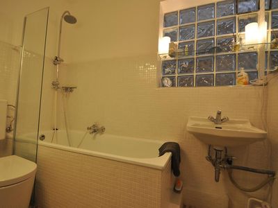 Badezimmer Erdgeschoss mit Badewanne