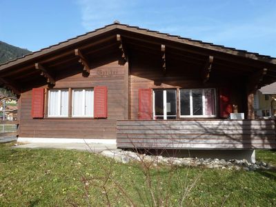 Bodehus im Sommer mit Balkon und Garten