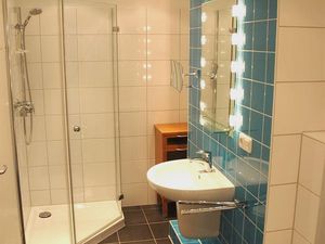 Dusche und Badezimmer der Ferienwohnung