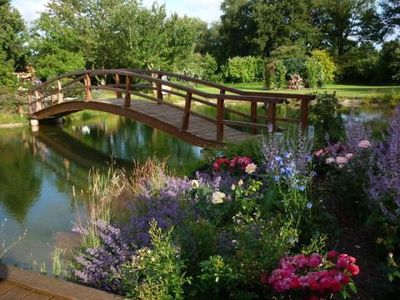 Garten Brücke über den Schwimmteich