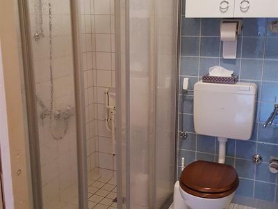 große Dusche und WC