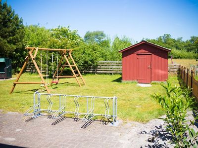 Kinderspielbereich und Fahrradabstellplatz