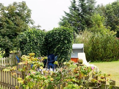 weiterer Gartenteil mit Strandkorb und Liege