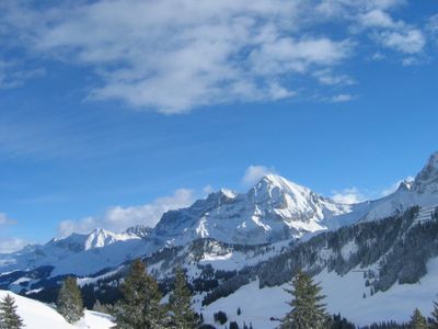 Blick vom Balkon auf die östliche Bergwelt