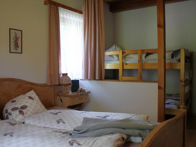 Schlafraum - Doppelbett und Stockbett