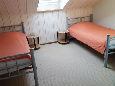 Schlafzimmer mit zwei Einzelbetten