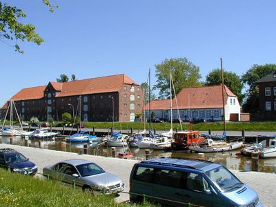Historischer Hafen mit Packhaus