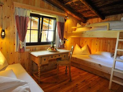 Schlafzimmer mit Stockbett und Einzelbett