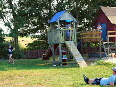 Spielplatz mit Kinderspielhaus