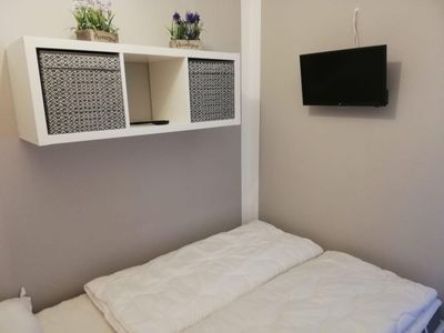 Ablage und TV im kleinen Schlafzimmer 2