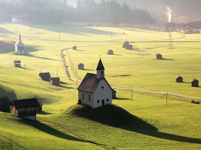 Tilliacher Möser mit Kapellen und Schupfen