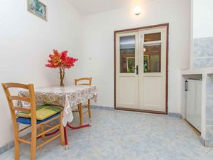 23977909-Ferienwohnung-2-Stari Grad-300x225-5