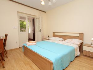 23928700-Ferienwohnung-2-Stari Grad-300x225-4