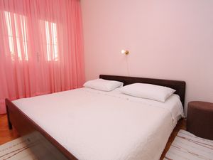 23928705-Ferienwohnung-4-Stari Grad-300x225-4