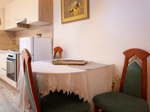 24018977-Ferienwohnung-3-Stari Grad-300x225-5