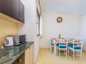 23779734-Ferienwohnung-3-Starigrad-300x225-5