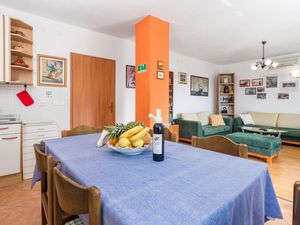 23732510-Ferienwohnung-5-Starigrad-300x225-4