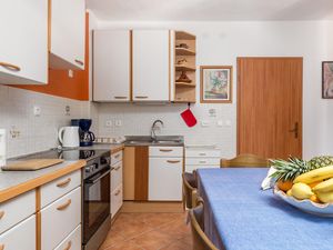 23732510-Ferienwohnung-5-Starigrad-300x225-5