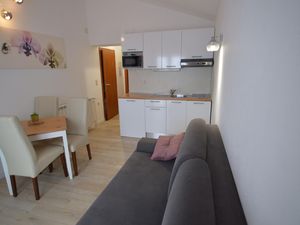 22441229-Ferienwohnung-2-Starigrad-Paklenica-300x225-1