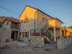 23777027-Ferienwohnung-6-Starigrad-Paklenica-300x225-0