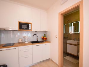 23327537-Ferienwohnung-2-Starigrad-Paklenica-300x225-5