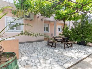 23671477-Ferienwohnung-7-Starigrad-Paklenica-300x225-1