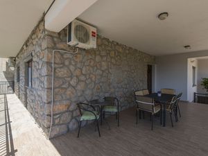 22076037-Ferienwohnung-4-Starigrad-Paklenica-300x225-4