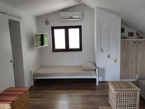 19348742-Ferienwohnung-3-Starigrad-Paklenica-300x225-3