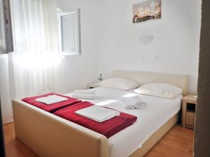 23945568-Ferienwohnung-6-Starigrad-Paklenica-300x225-1