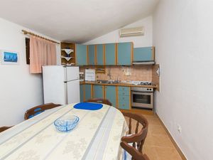 23940421-Ferienwohnung-4-Starigrad-Paklenica-300x225-5