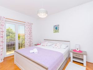 23940263-Ferienwohnung-6-Starigrad-Paklenica-300x225-4