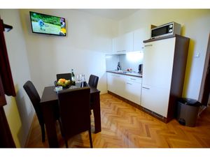 23944753-Ferienwohnung-4-Starigrad-Paklenica-300x225-3