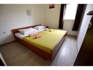 23944754-Ferienwohnung-3-Starigrad-Paklenica-300x225-3