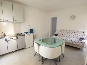 23944780-Ferienwohnung-4-Starigrad-Paklenica-300x225-5