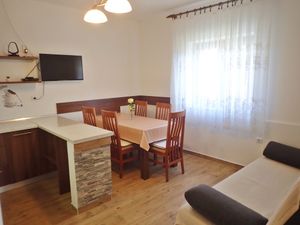 23944842-Ferienwohnung-4-Starigrad-Paklenica-300x225-4