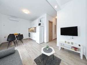 23945312-Ferienwohnung-4-Starigrad-Paklenica-300x225-1