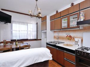 23725908-Ferienwohnung-4-Starigrad-Paklenica-300x225-1