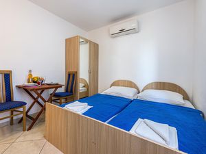 23745853-Ferienwohnung-2-Starigrad-Paklenica-300x225-2