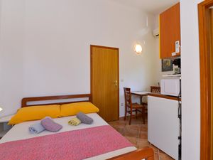 23754445-Ferienwohnung-2-Starigrad-Paklenica-300x225-3