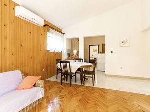 23736754-Ferienwohnung-7-Starigrad-Paklenica-300x225-2